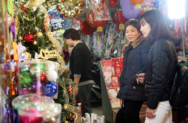 Thị trường đồ trang trí Noel: Xuất hiện nhiều món khủng với giá tiền triệu vẫn hút khách